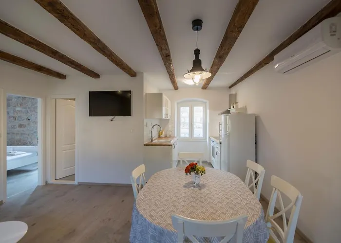 Apartments Bepi Komiza